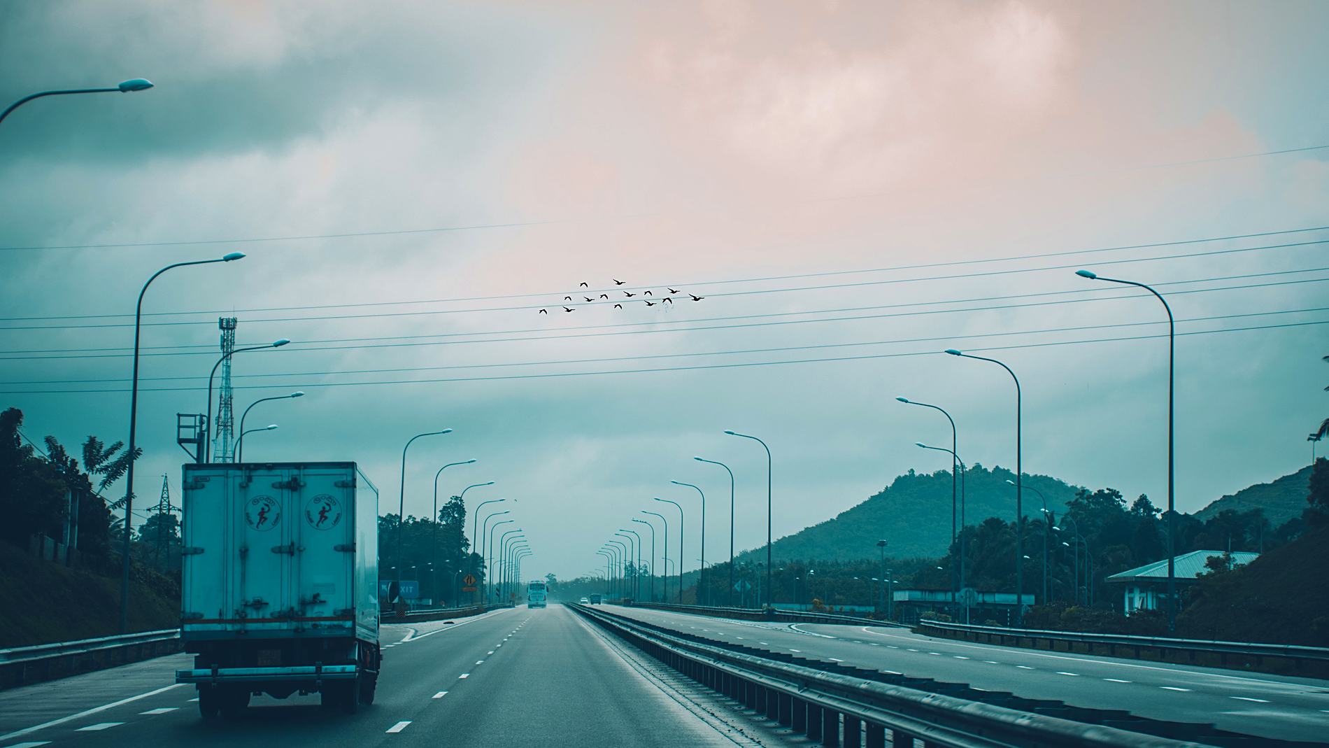 Camión de carga recorriendo una autopista al amanecer